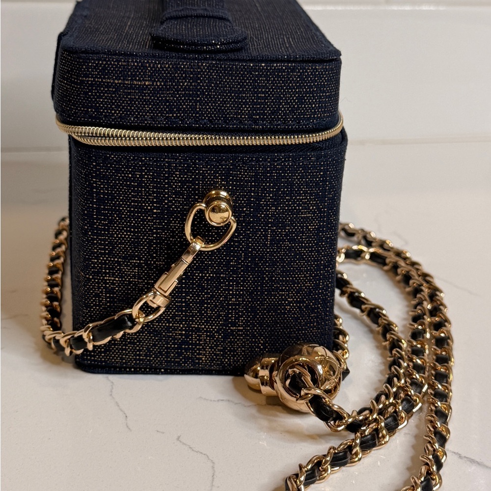 GWP CHANEL Beauté Midnight Blue Cosmetic Case with Unbranded Gold Chain NWOT - Picture 5 of 8